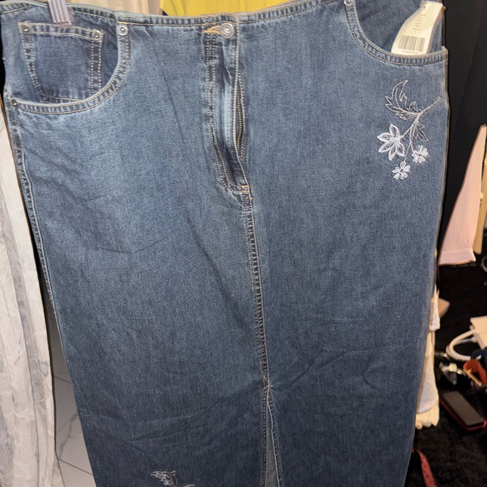 Women's Blue Denim Jeans with Floral Embroidery